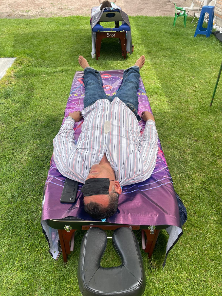 Persona utilizando la Manta Cuántica Med Bed para relajación y armonización vibratoria.