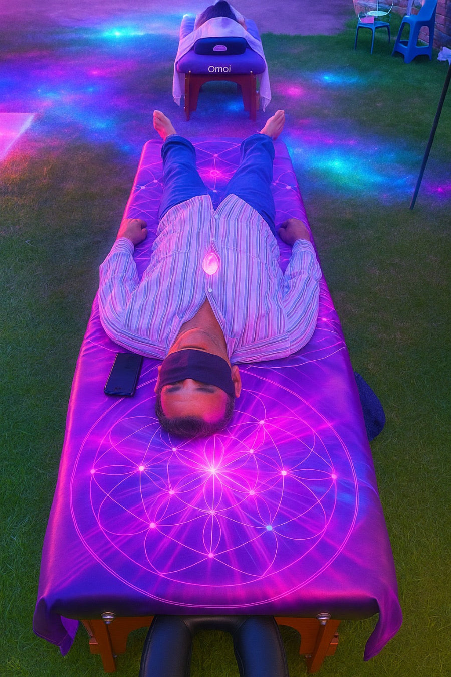 Persona utilizando la Manta Cuántica Med Bed para relajación y armonización vibratoria.